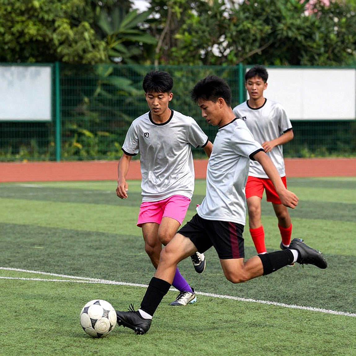 Diego Mejía kêu gọi giữ Clásico de la 57 trên sân cỏ, sau khi bức bích họa bị xóa