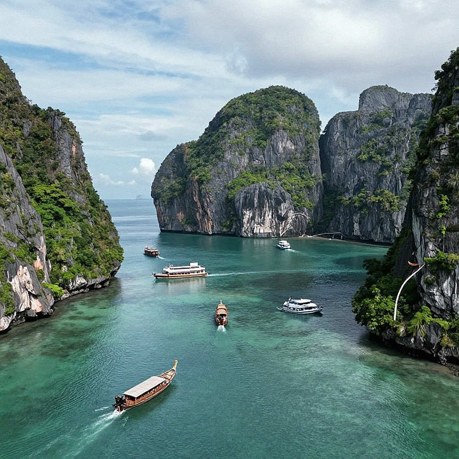 Ba người phụ nữ đứng cuối vòng lặp Hardwick